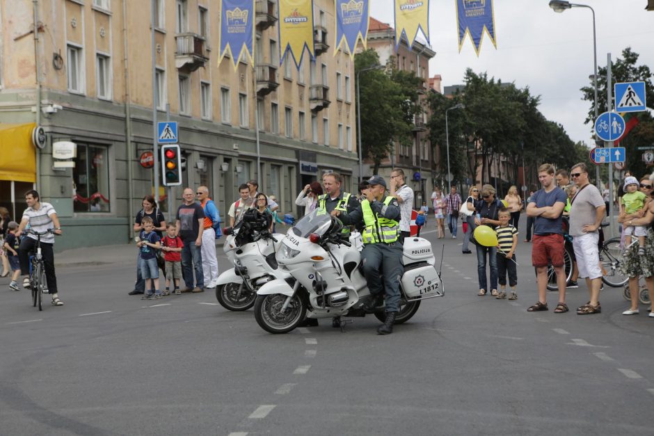 Senųjų automobilių paradas Klaipėdoje traukė minias