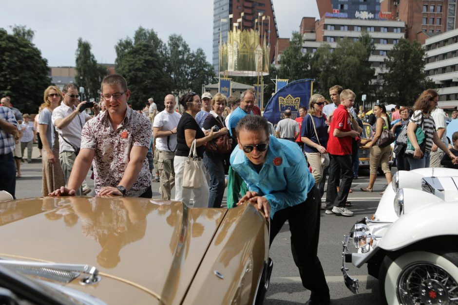 Senųjų automobilių paradas Klaipėdoje traukė minias