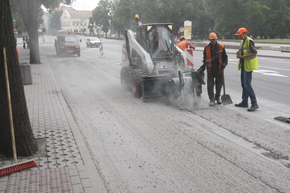 Kelininkai toliau gramdė asfaltą