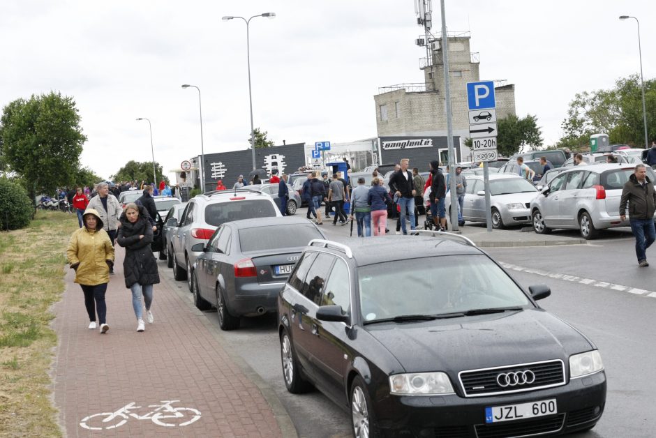 Šimtai klaipėdiečių prie uosto vartų pasitiko jūrų milžiną