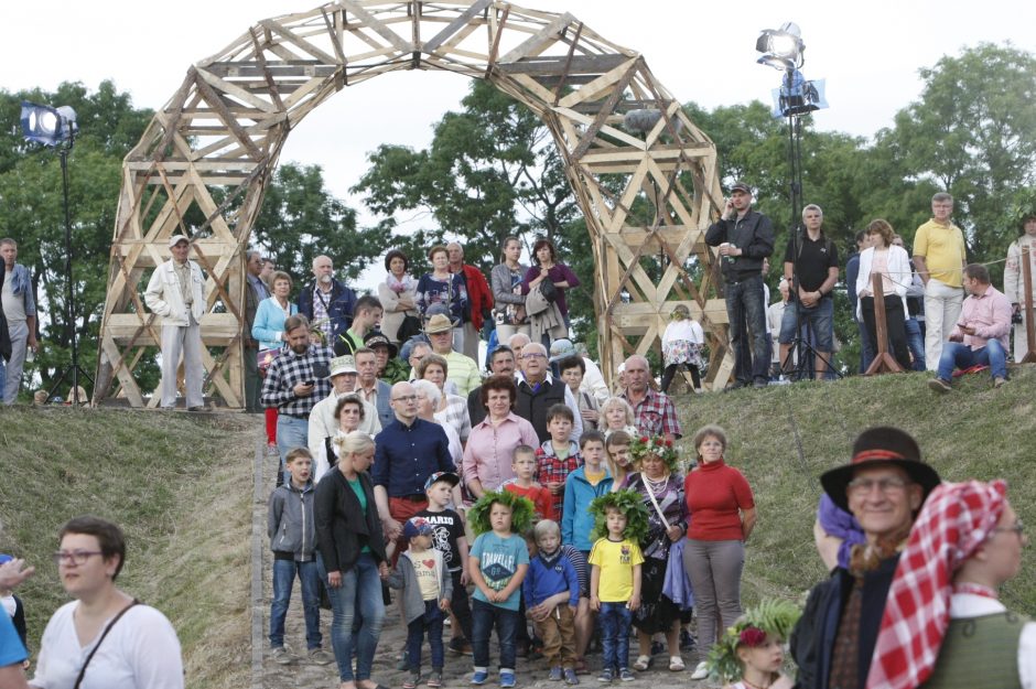 Joninių naktį išsiskleidė ugnies papartis