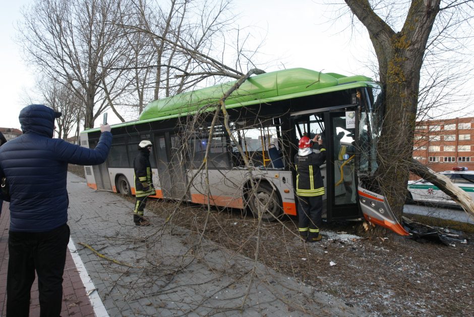 Kraupi avarija Klaipėdoje: autobusas rėžėsi į medį, sužeisti keleiviai