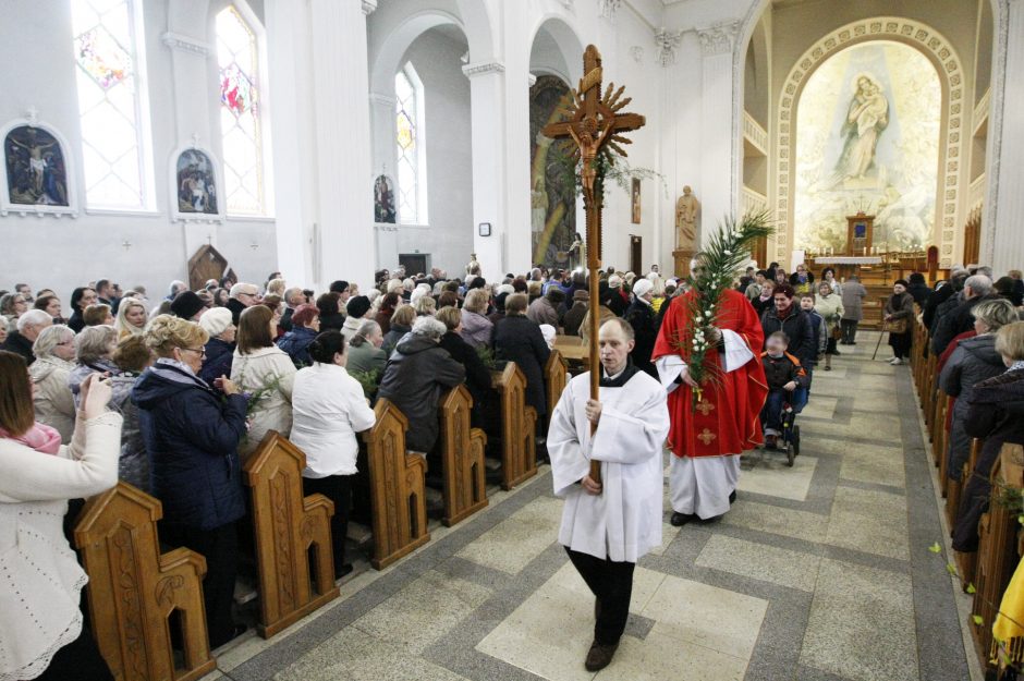 Verbų sekmadienį skubėjo į Mišias