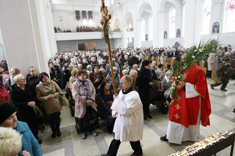 Verbų sekmadienį skubėjo į Mišias