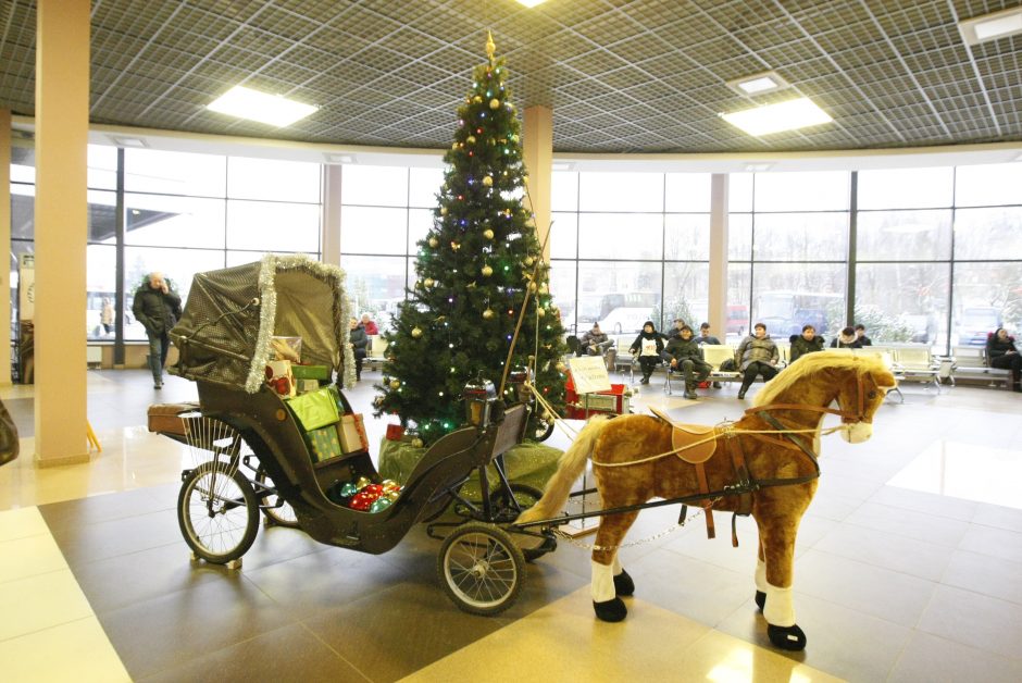 Autobusų keleiviams – saldžios Senelio dovanos