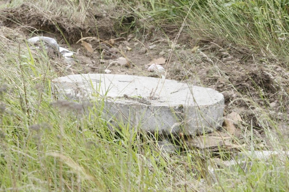 Nuo kelio nuskriejusi mašina įkalino ja važiavusius vaikinus