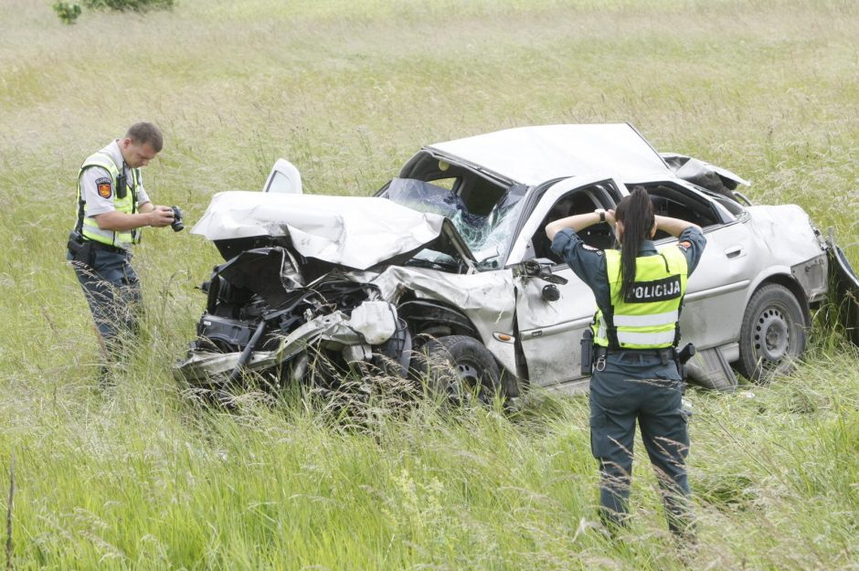 Nuo kelio nuskriejusi mašina įkalino ja važiavusius vaikinus