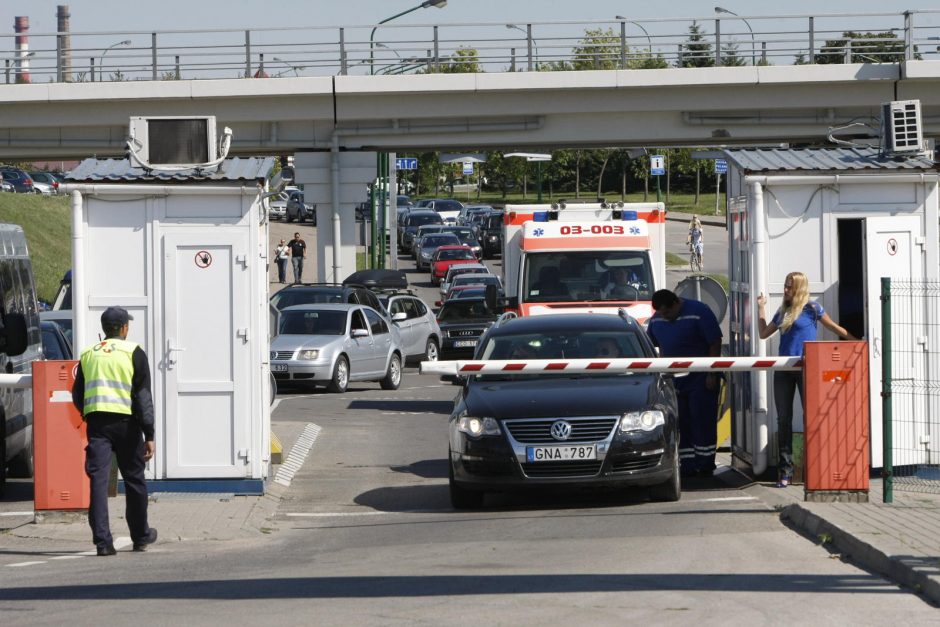 Smiltynės perkėloje – automobilių spūstys į Kuršių neriją