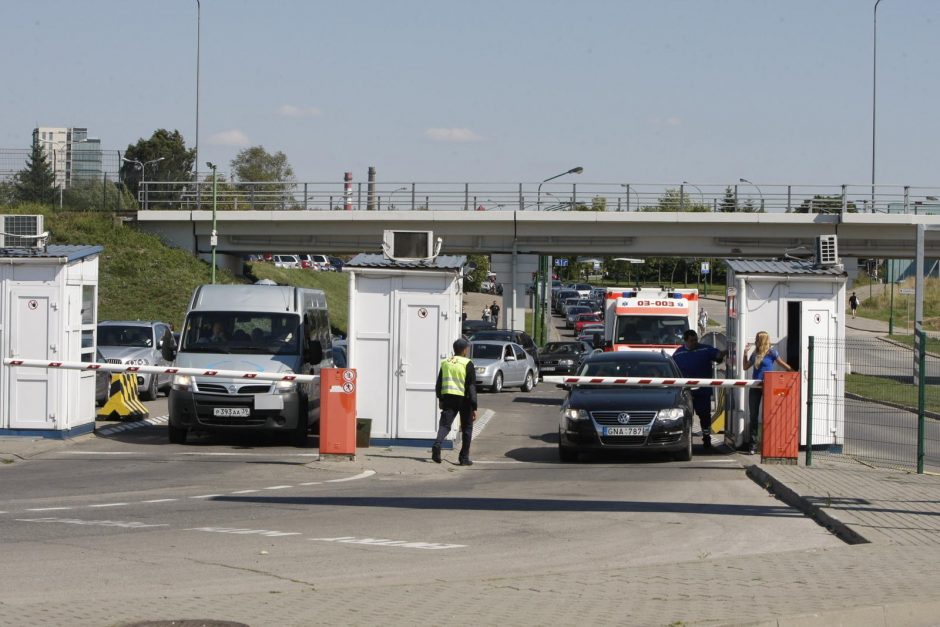 Smiltynės perkėloje – automobilių spūstys į Kuršių neriją