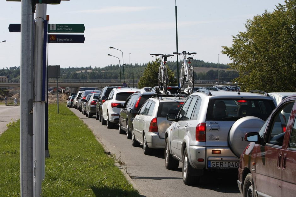 Smiltynės perkėloje – automobilių spūstys į Kuršių neriją