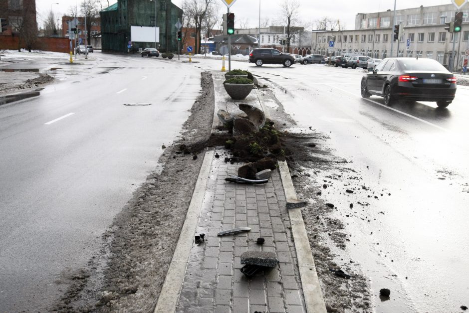 Po girtų vairuotojų „ralio“ liko suniokoti gėlių vazonai ir kelio ženklai