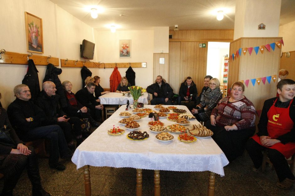 Skurstantiems padengė šventinį stalą