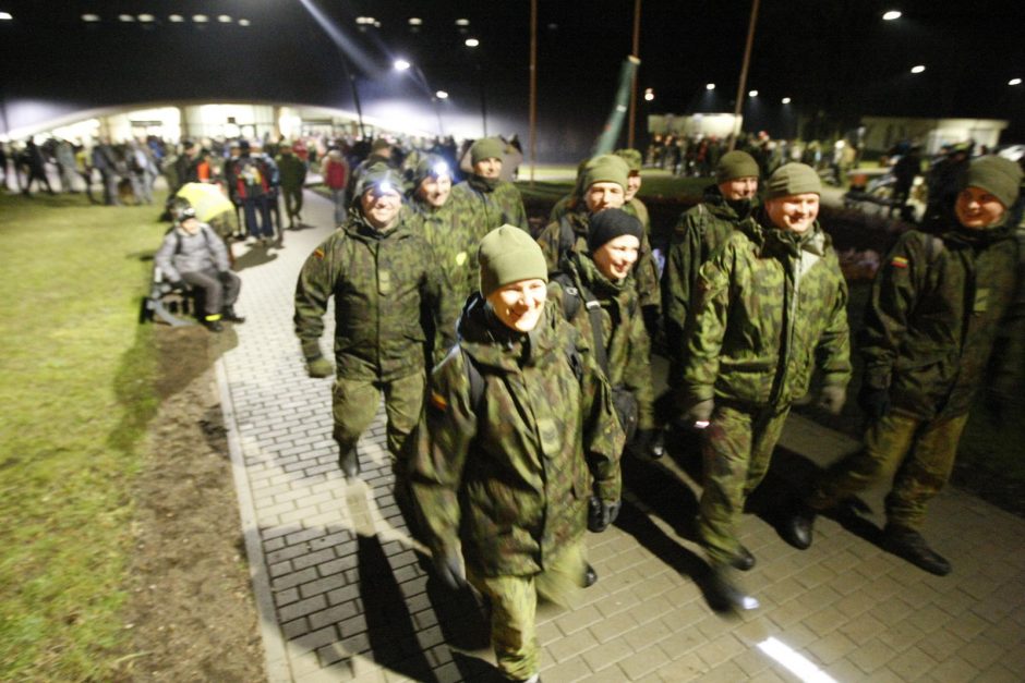 Naktinio žygio dalyviai nustebo pajūryje sutikę gintarų gaudytojus