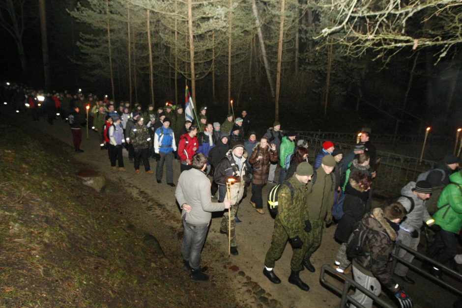 Naktinio žygio dalyviai nustebo pajūryje sutikę gintarų gaudytojus