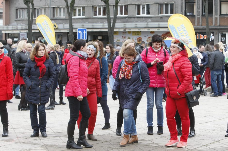 Onkologiniams ligoniams paremti – minios šokis Klaipėdoje