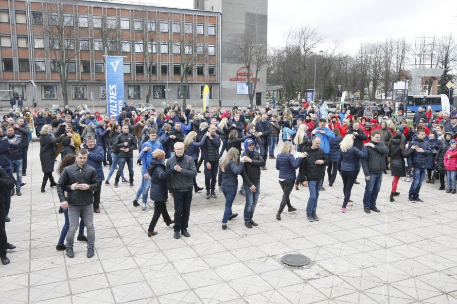 Onkologiniams ligoniams paremti – minios šokis Klaipėdoje