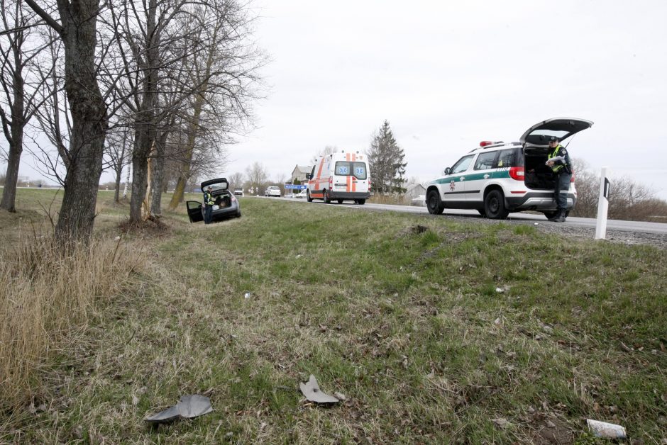 Pakeliui iš Klaipėdos į Palangą automobilis rėžėsi į medį