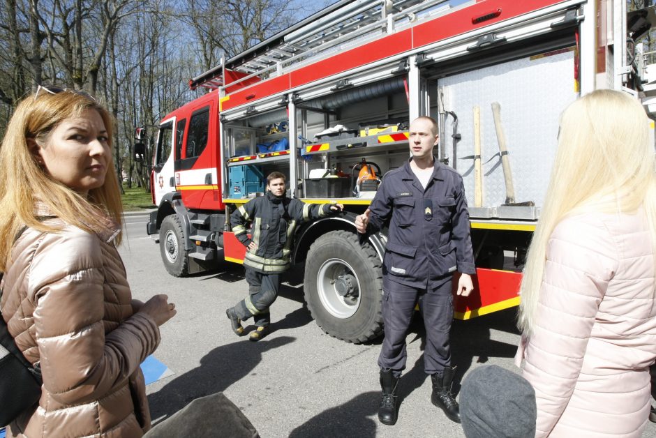 Vaikai įsijautė į ugniagesių vaidmenį