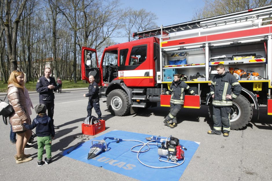 Vaikai įsijautė į ugniagesių vaidmenį