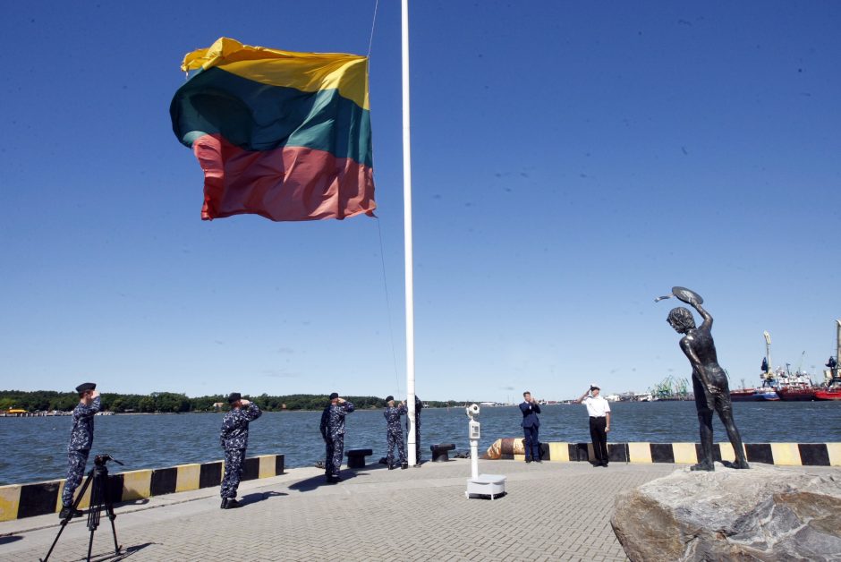 Kruizinių laivų terminale iškelta milžiniška trispalvė