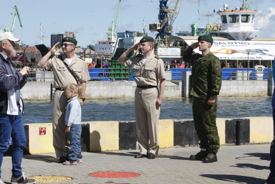 Kruizinių laivų terminale iškelta milžiniška trispalvė