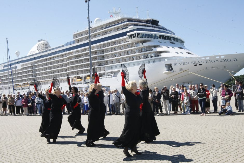 Kruizinių laivų terminale iškelta milžiniška trispalvė