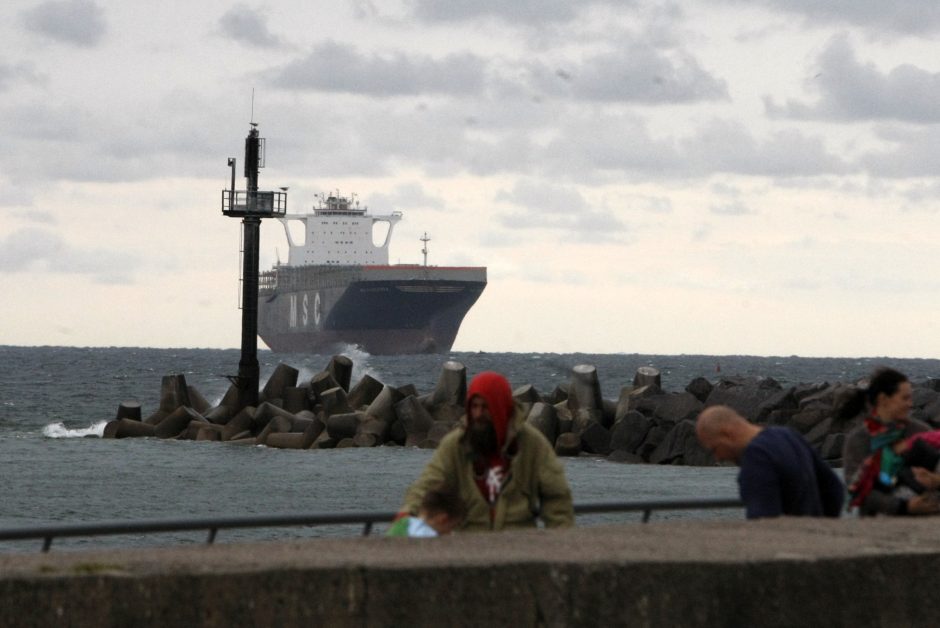 Šimtai klaipėdiečių prie uosto vartų pasitiko jūrų milžiną