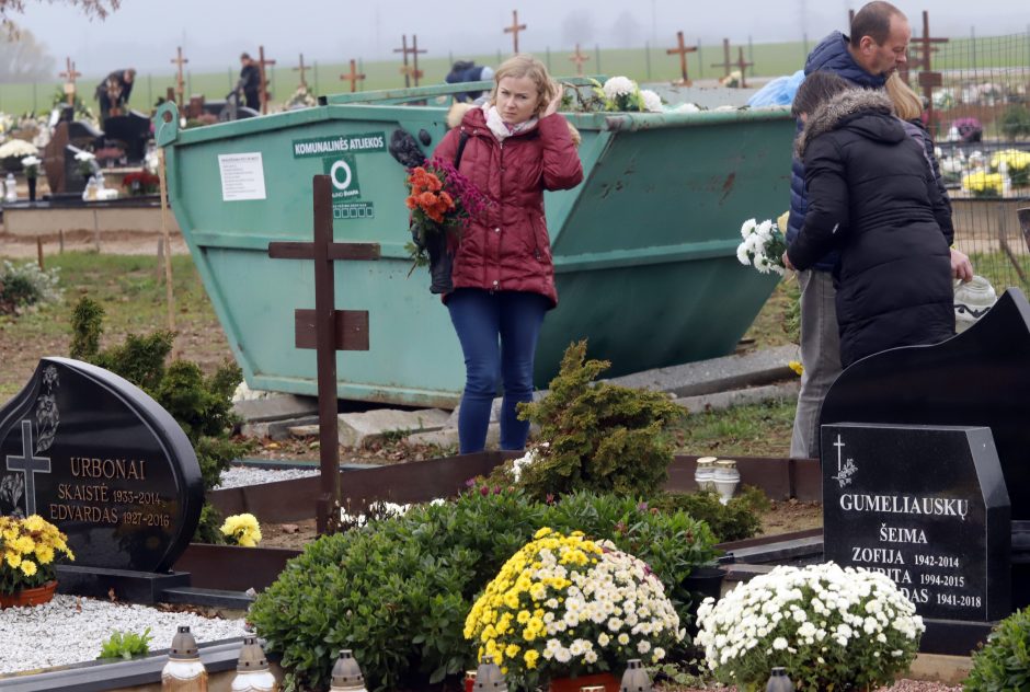 Visų Šventųjų dieną kauniečiai lankė artimųjų kapavietes