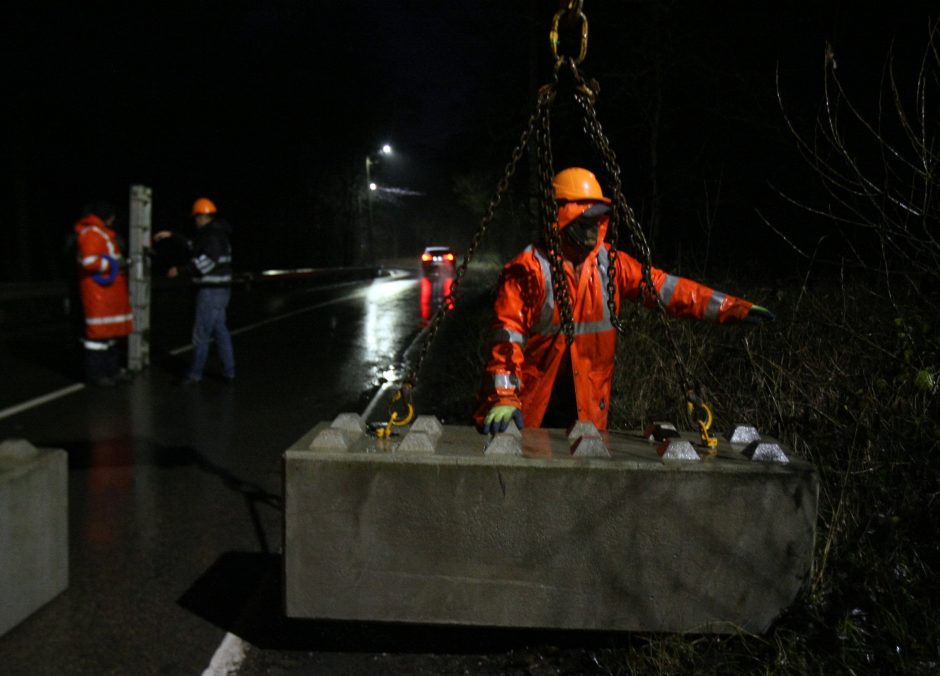 Kaunas užsidaro: ties įvažiavimais į miestą jau statomi blokai