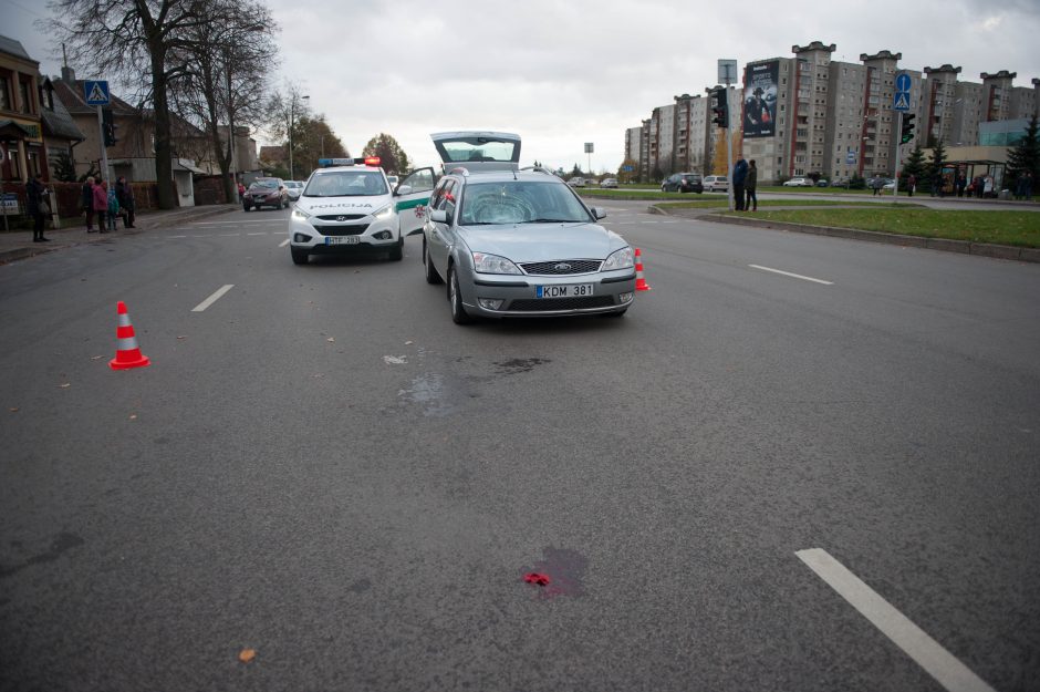 Šilainiuose užsieniečio vairuojamas „Ford“ partrenkė moterį