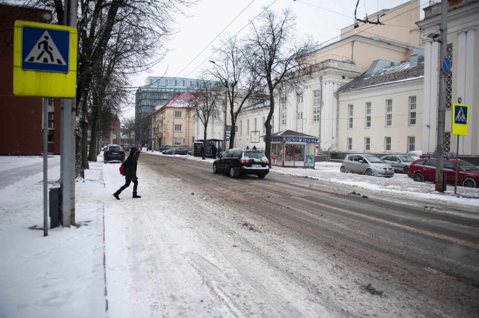 Sniegas Kaune sukėlė vairuotojų pyktį: ar bent viena gatvė nuvalyta?