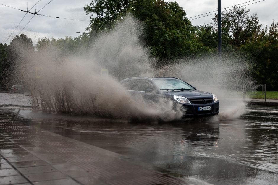 Liūtis Kaune: atviri šuliniai gatvėse, elektros laidai įkalino žmones automobilyje