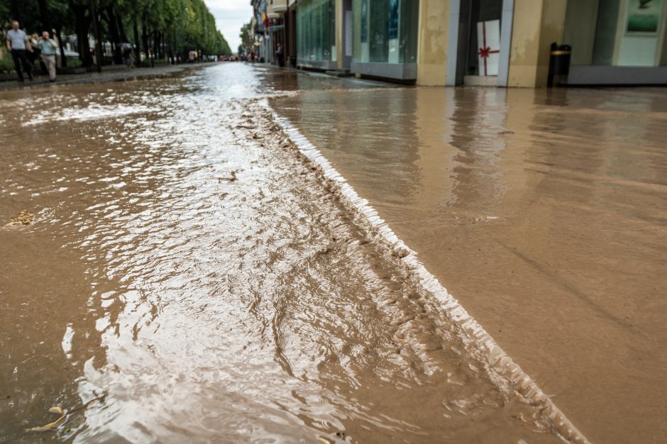 Liūtis Kaune: atviri šuliniai gatvėse, elektros laidai įkalino žmones automobilyje