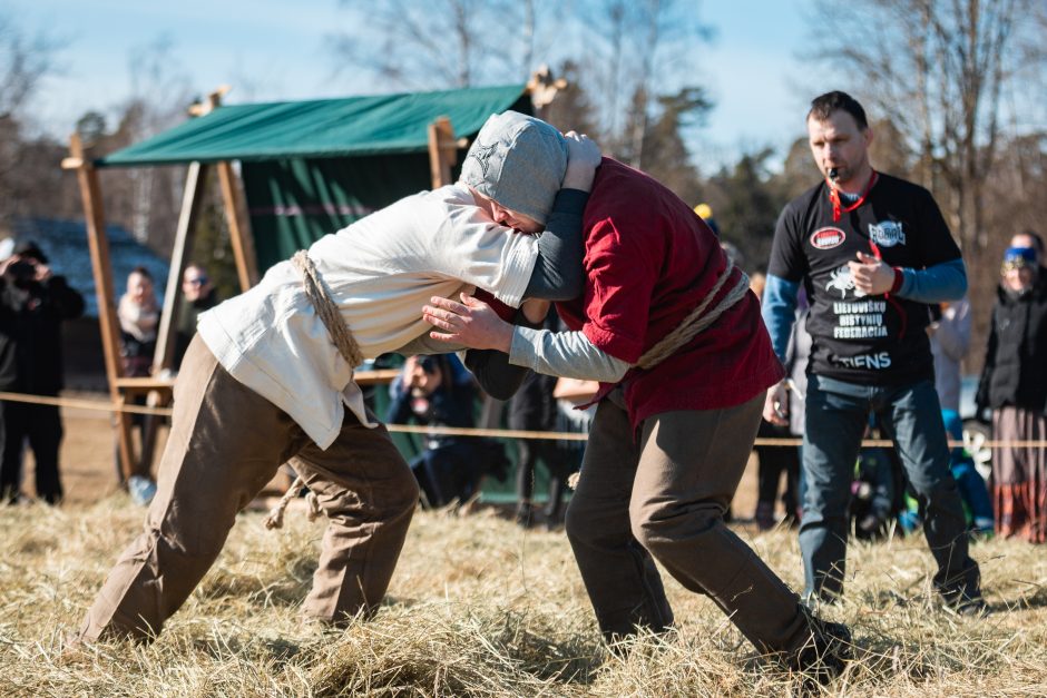 Rumšiškėse žiemą iš kiemo varė su tradicinėmis ristynėmis