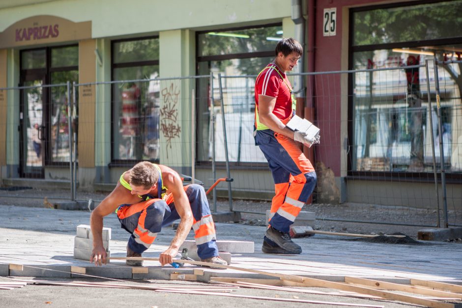 Laisvės alėjoje klojama danga, kurios kokybė dar nepatikrinta