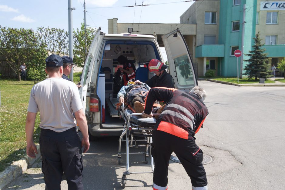 Kaune du darbininkus užgriuvo žemės, vieno išgelbėti nepavyko