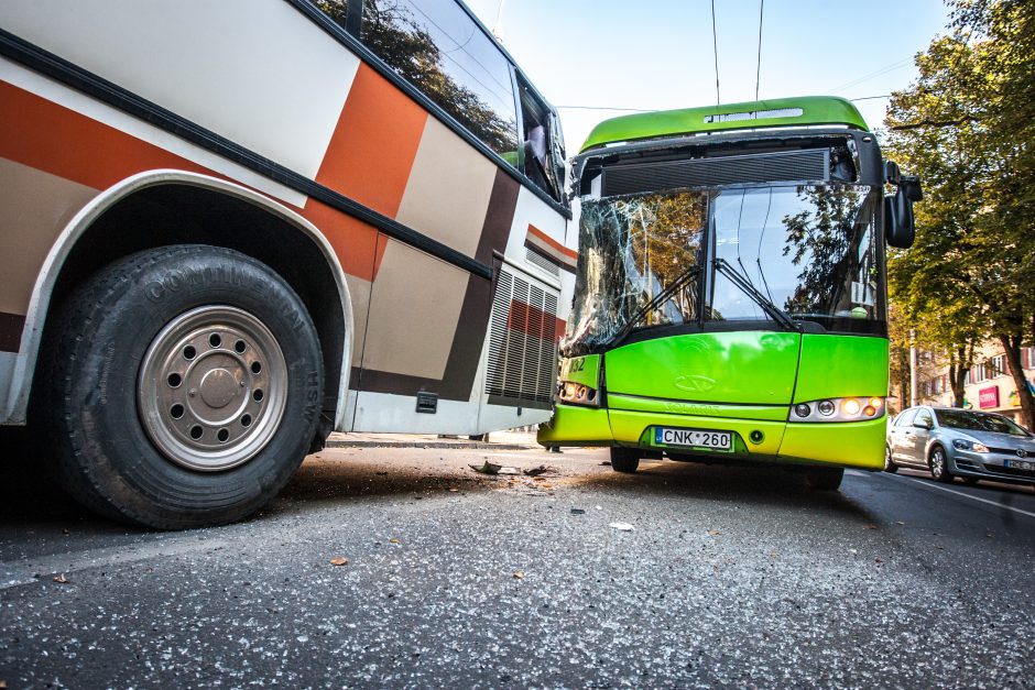 Troleibuso ir autobuso avarijoje – sužaloti keleiviai