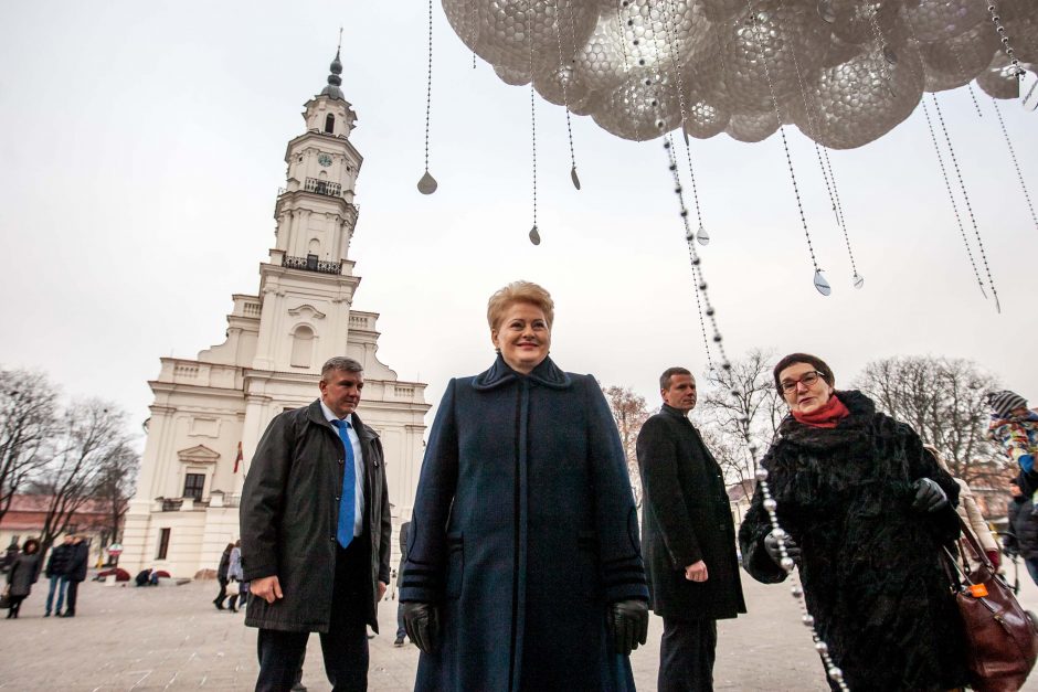 Prezidentė Kaune aplankė kurčiuosius ir apžiūrėjo eglę