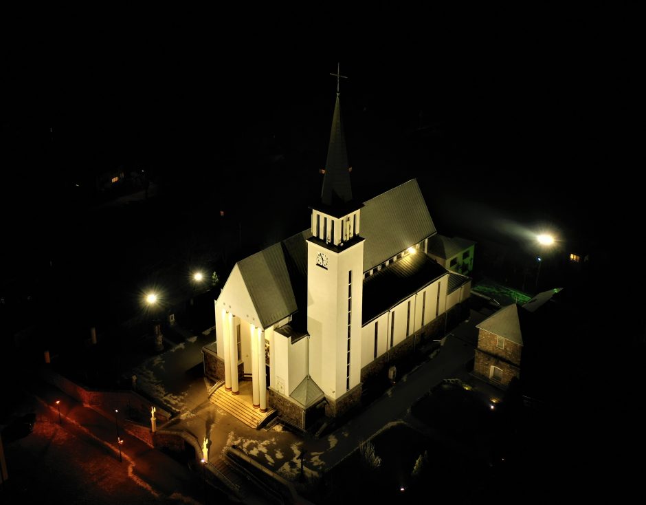 Apšviesta Gargždų Šv. arkangelo Mykolo bažnyčia: darbai vyko ilgiau nei mėnesį