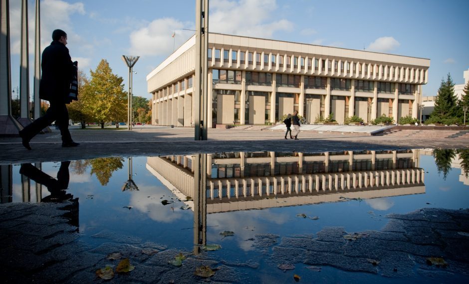 Vilniuje sulaikytas vyras: į Seimo pastatą mėtė kiaušinius