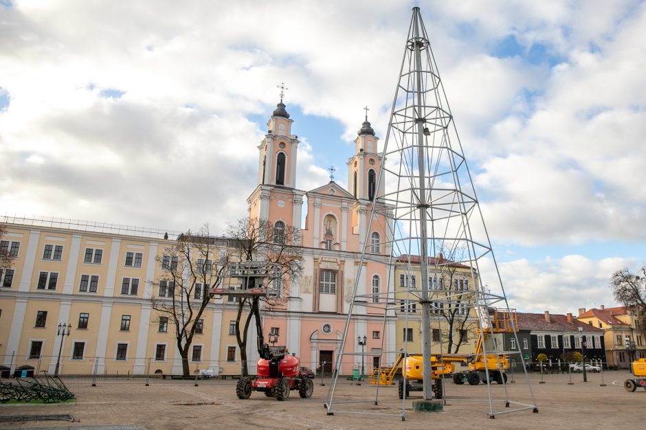 Rotušės aikštėje ryškėja kalėdinės Kauno eglės kontūrai