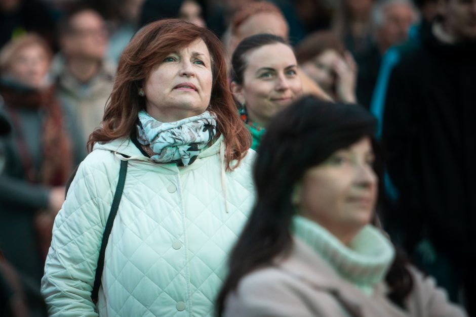 Gyva istorija: prie Kauno muzikinio teatro sodelio vėl rinkosi gėlių vaikai