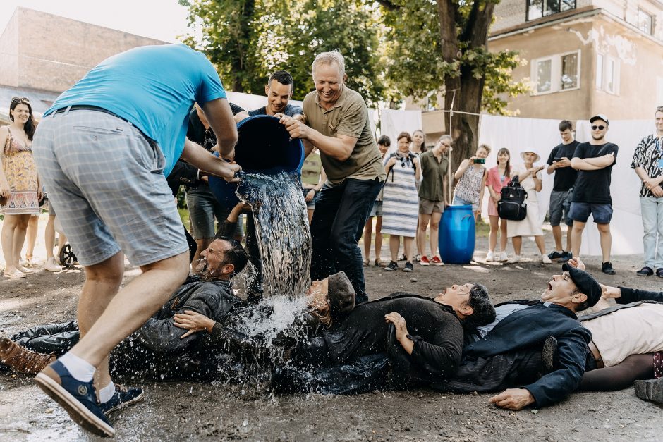 Spektaklis „Fugit“ – tikroviška karo repeticija