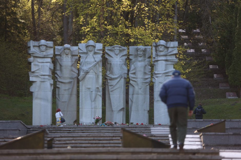 Vilnius imasi ieškoti galinčiųjų nukelti sovietinius paminklus Antakalnio kapinėse