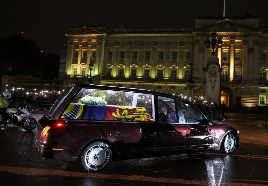 Karalienės Elžbietos II karstas pasiekė Londoną: atkeliavo į Bekingemo rūmus