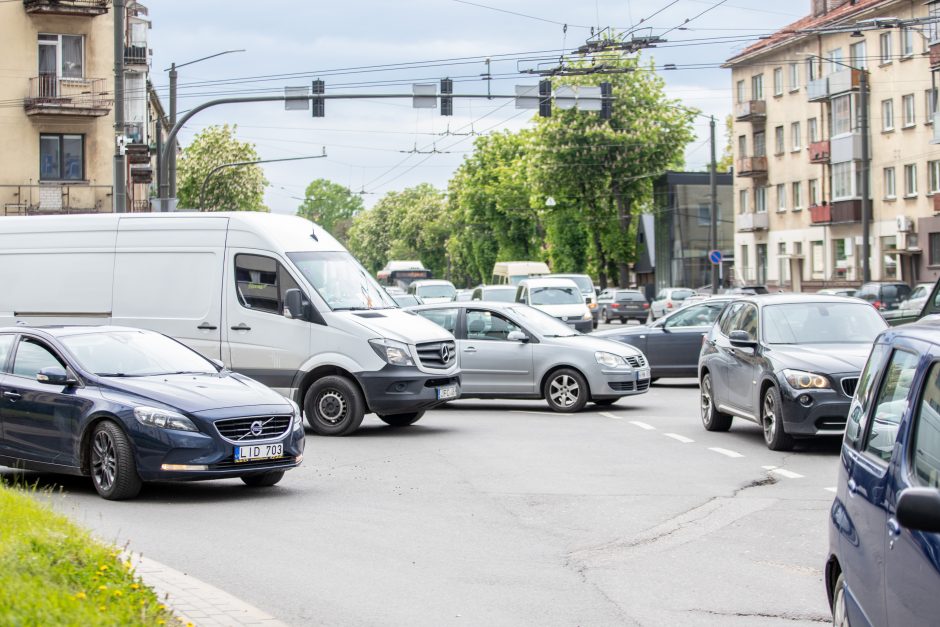 Dėl brangstančių degalų lietuviai keičia įpročius, bet reiškinys – ne masinis