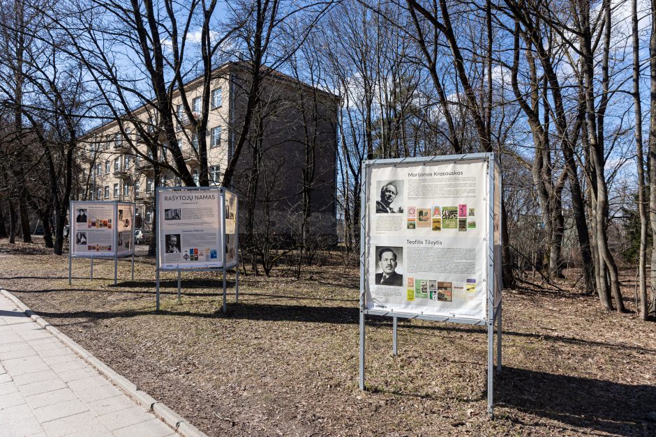  Stendai šalia Rašytojų namų Antakalnyje