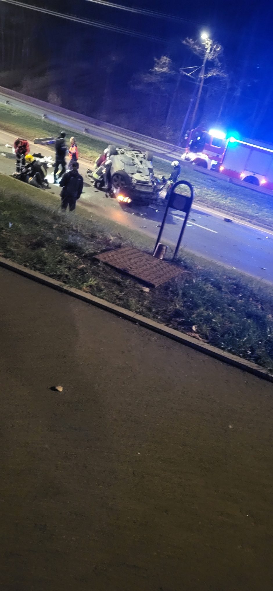 Vilniuje apsivertė „BMW X5“: trenkėsi į stulpus, sužaloti žmonės (atnaujinta)