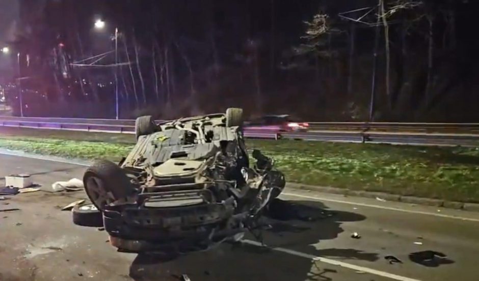 Vilniuje apsivertė „BMW X5“: trenkėsi į stulpus, sužaloti žmonės (atnaujinta)