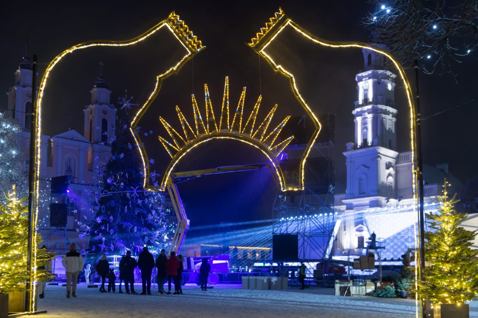 Rotušės aikštėje – paskutiniai darbai prieš Kalėdų eglės įžiebimą